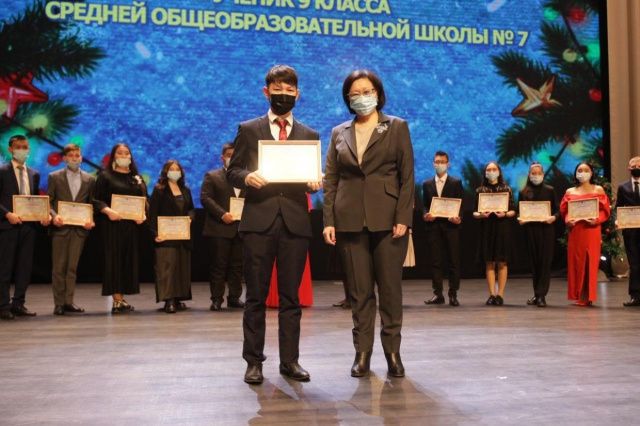 Глава города Якутска наградила отличившихся в учебе и спорте