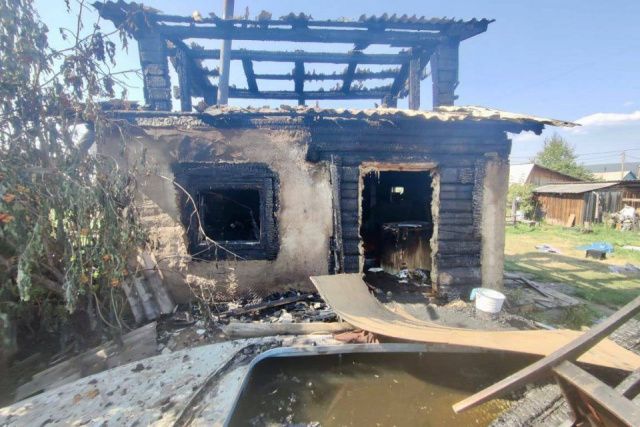 На пепелище жилого дома в Олекминске обнаружили тела двух женщин