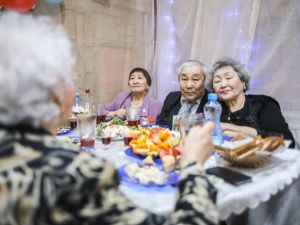 В социальной столовой Якутска поздравили ветеранов