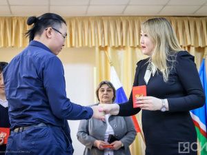 Школьникам Якутска вручили паспорта в День космонавтики