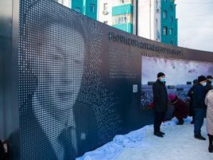 Портрет из перфокарт и фотографии в окошках. В Якутске открылся необычный памятник бывшему министру связи республики Александру Борисову