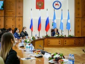 Глава Якутии наградил многодетных матерей республики