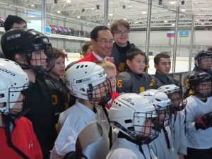 Отметим День хоккея походом в Чудо парк!  Именно здесь на днях  стартовал конкурс «Хоккейные папы»