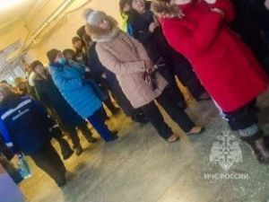 В очереди за питьевой водой: Продолжаются работы по восстановлению холодного водоснабжения в поселке Светлый