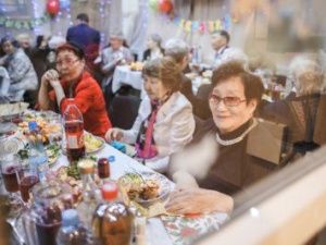 В социальной столовой Якутска поздравили ветеранов