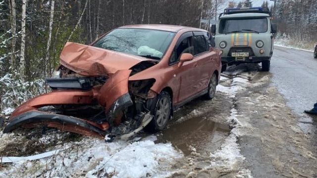 В Ленском районе спасатели вызволили людей из заблокированной после ДТП машины