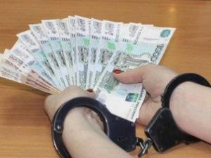 22-летняя девушка обманом похитила деньги у коллеги