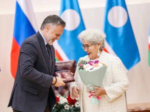 Кирилл Бычков вручил государственные награды многодетным матерям Якутии