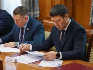 Айсен Николаев провел совещание по экономическим вопросам Якутии