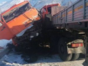 Два КамАЗа столкнулись на автодороге «Колыма» в Якутии, один водитель погиб