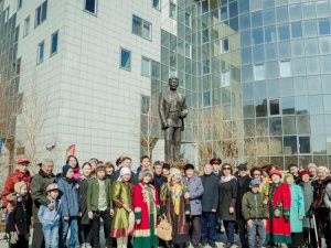 В День Республики состоялось возложение цветов к памятнику государственному, политическому и профсоюзному деятелю Якутии Степану Васильеву