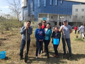 Сотрудники Минтранса республики высадили деревья в сквере АГИКИ