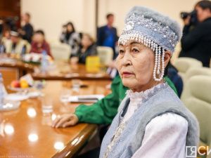 Айсен Николаев вручил стипендии олонхосутам, запевалам осуохая, кузнецам и народным мастерам Якутии