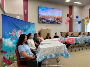 В Якутске состоялась торжественная выписка родившихся в день города младенцев