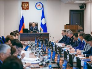 Глава Якутии назвал завоз грузов и подготовку к отопительному сезону первоочерёдными задачами оперштаба  