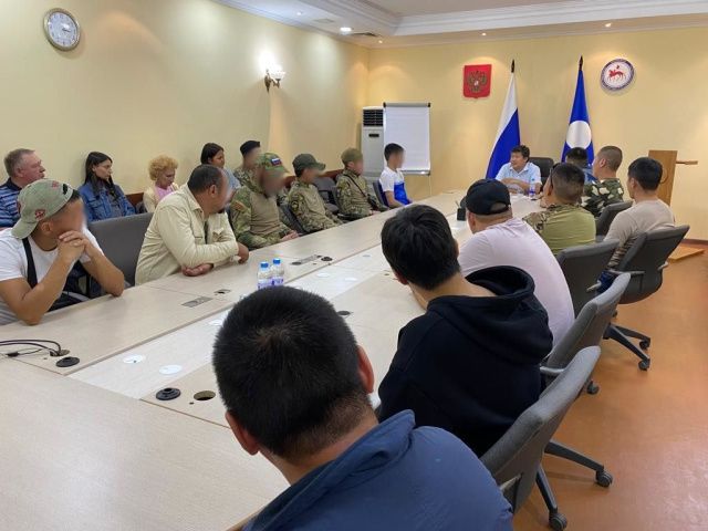 Участникам СВО по поручению Ил Дархана вручены якутские ножи