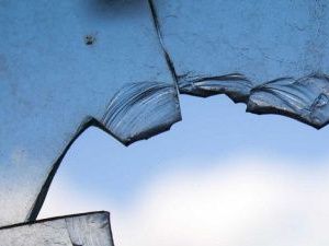 Мужчина залез в чужой дом, разбив окно