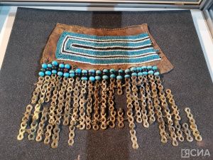 Древний кафтан, предположительно принадлежавший удаганке, представили на выставке в Якутске