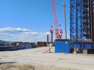 Первый коффердам Ленского моста готов на 60% 