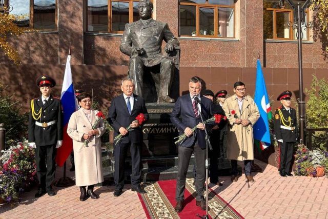 В Якутске возложили цветы к памятнику Василию Никифорову-Күлүмнүүр