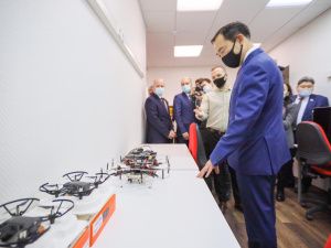 В общеобразовательной школе Айхала установлена памятная доска основателю посёлка