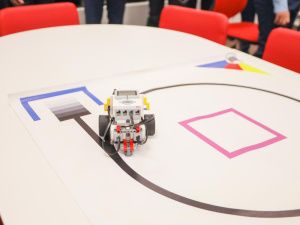 В общеобразовательной школе Айхала установлена памятная доска основателю посёлка