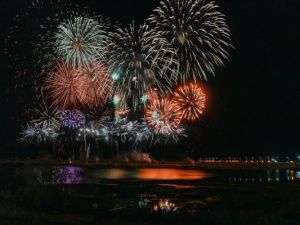 Небо над Якутском озарил праздничный салют  