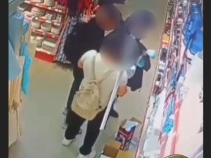 В Якутске двое мужчин и женщина похитили из магазина товары, нагло сняв упаковки