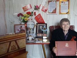 Айсен Николаев поздравил ветерана тыла и педагогического труда с Днём русского языка