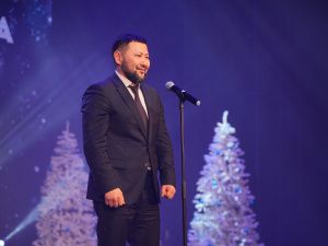 Евгений Григорьев вручил стипендии 100 лучшим школьникам на Елке главы Якутска