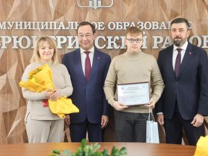 Айсен Николаев вручил жилищные сертификаты молодым семьям из Нерюнгри