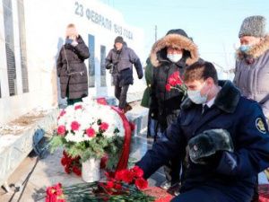 Сотрудники УФСИН приняли участие в церемонии возложения цветов к мемориалу «Журавли над Ильменем»
