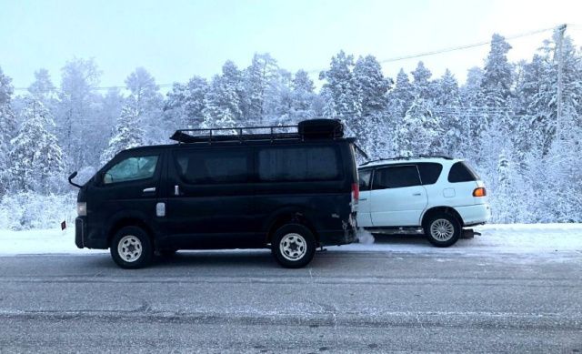 В тумане одна "Тойота" "догнала" другую на федеральной трассе "Лена"