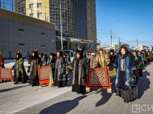 1700 человек прошлись в национальных костюмах по центру Якутска