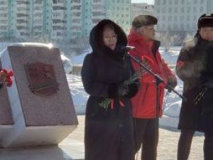 В Якутске на площади Победы возложили цветы в честь годовщины вхождения Крыма в состав России