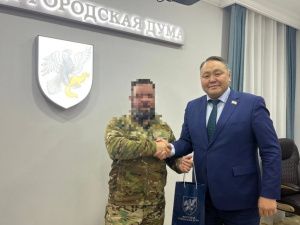 Председатель Якутской городской Думы Альберт Семенов встретился с депутатом — участником СВО