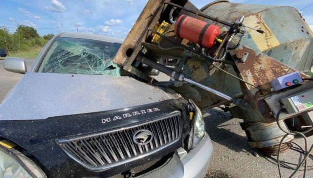 Водитель Toyota Harrier, на которую упала бетономешалка, получил ушибы головы
