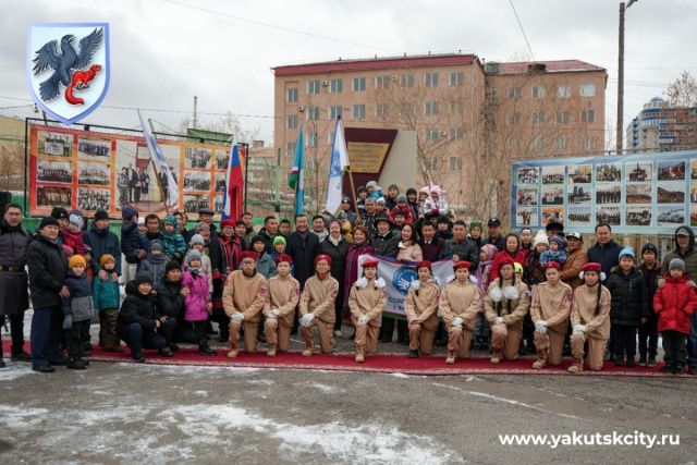 В Якутске возложили цветы к памятной стеле «Отцу и сыну»