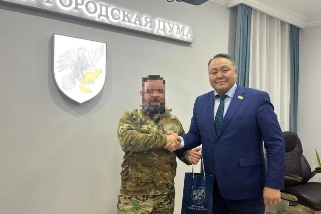 Председатель Якутской городской Думы Альберт Семенов встретился с депутатом — участником СВО