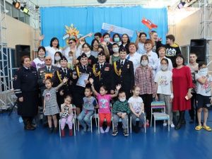 Сотрудники МВД Якутии провели социально-патриотическую акцию для детей, находящихся на длительном лечении в Национальном центре медицины