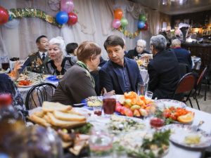 В социальной столовой Якутска поздравили ветеранов