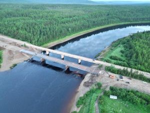 Строительство моста через реку Нюя близится к завершению