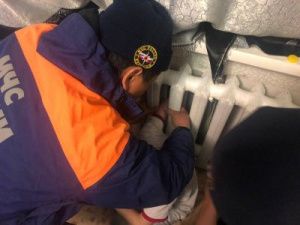 В Якутске спасатели помогли ребенку вытащить руку, застрявшую между секциями батареи отопления