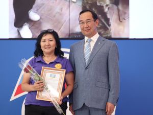 Айсен Николаев наградил волонтёров специальной военной операции