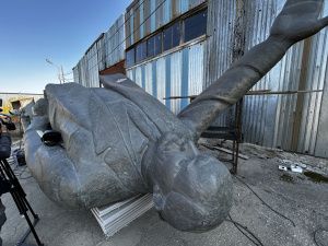 Фото и видео: мастера приступили к завершающему этапу реставрации памятника Ленину в Якутске