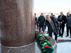 Айсен Николаев, Ненад Лалович и Михаил Мамиашвили возложили цветы к памятнику легендарному якутскому борцу Р.М. Дмитриеву