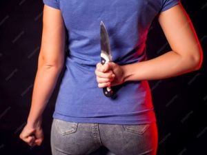 Дочь нанесла ножевое ранение отцу во время застолья: Возбуждено уголовное дело