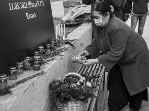 Якутяне возлагают цветы в память о погибших при стрельбе в казанской гимназии № 175