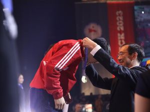 Глава Якутии Айсен Николаев вручил первые медали победителям Первенства России по вольной борьбе в Якутске