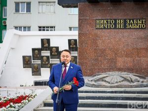 В Якутске возложили цветы к монументу «Воинам-победителям» в честь 80-летия победы в Курской битве